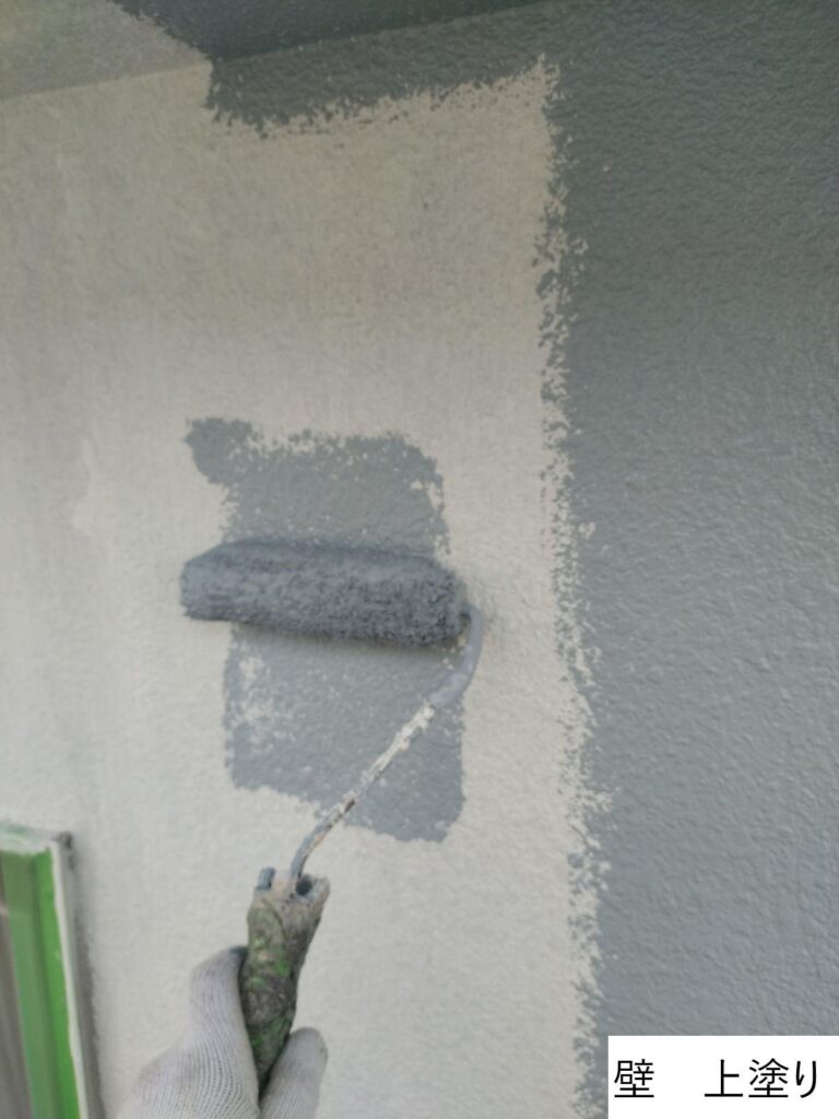 外壁の上塗りを行います。<br />
塗料の性能を十分に発揮させるためには、上塗りの塗装が必要不可欠です。